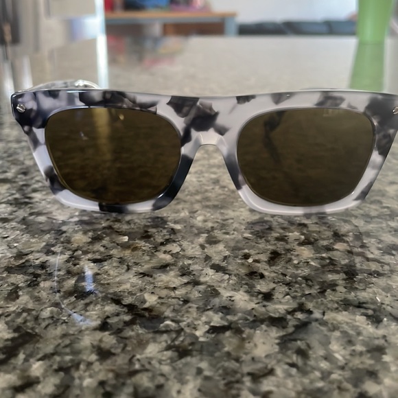 Burberry sunglasses, like new, EUC. - Picture 2 of 6